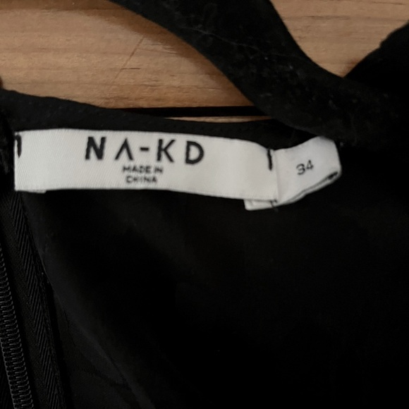 Black dress, low neck - Picture 3 of 3